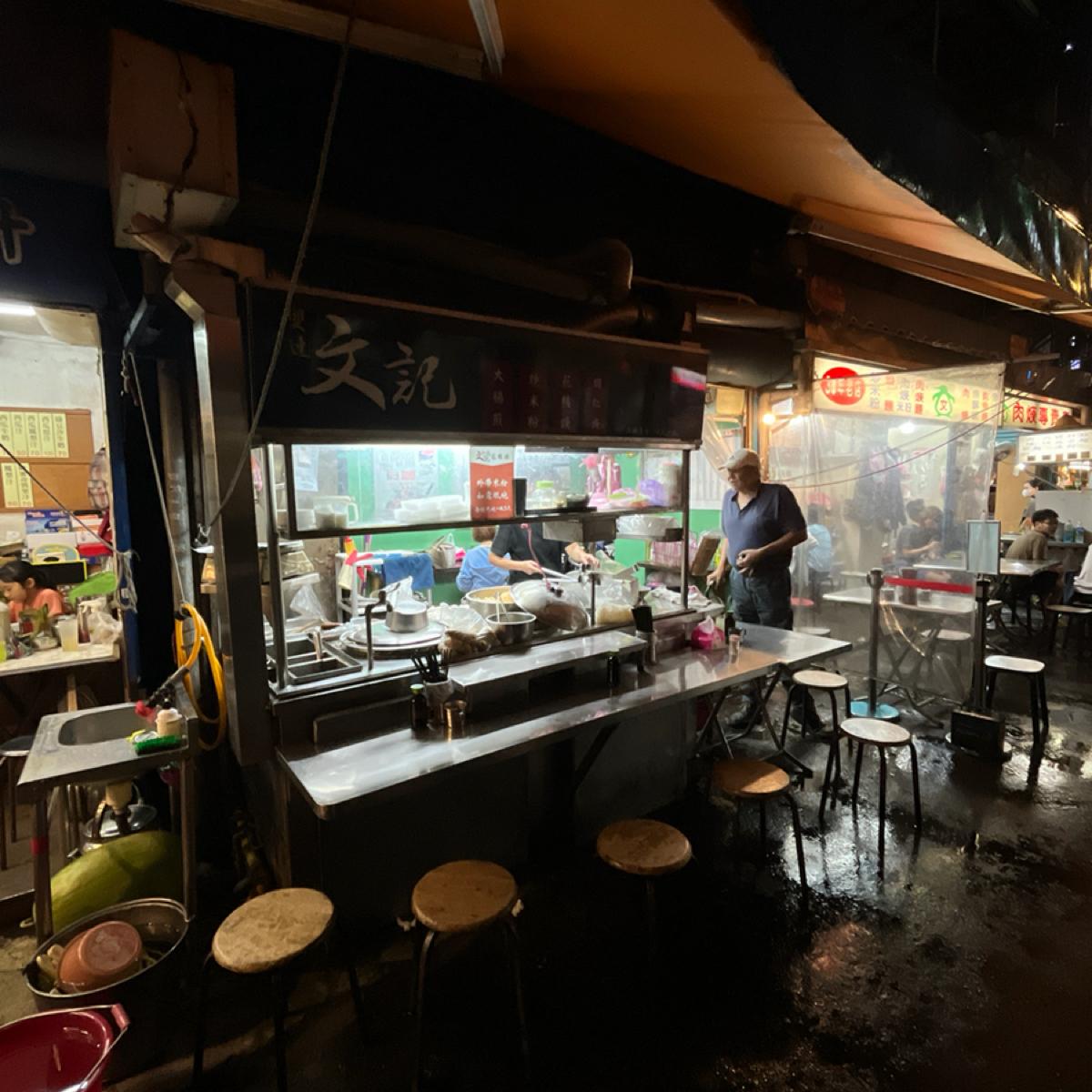 整體外觀如圖，天氣熱或下午的時候用餐起來可能不會太舒服。