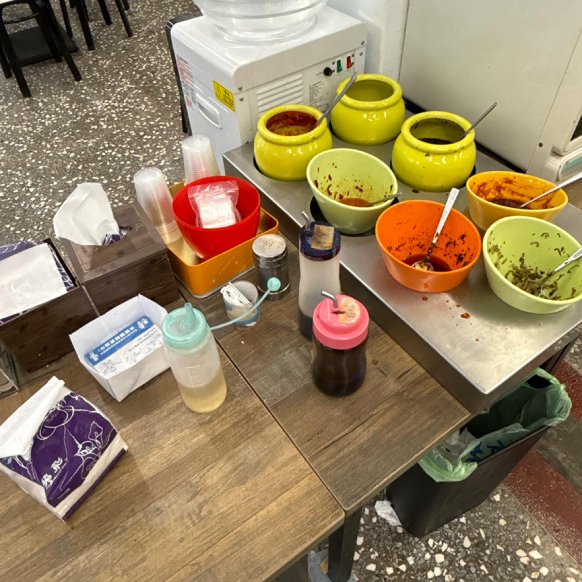 佐料區和旁邊的餐具，自己來～